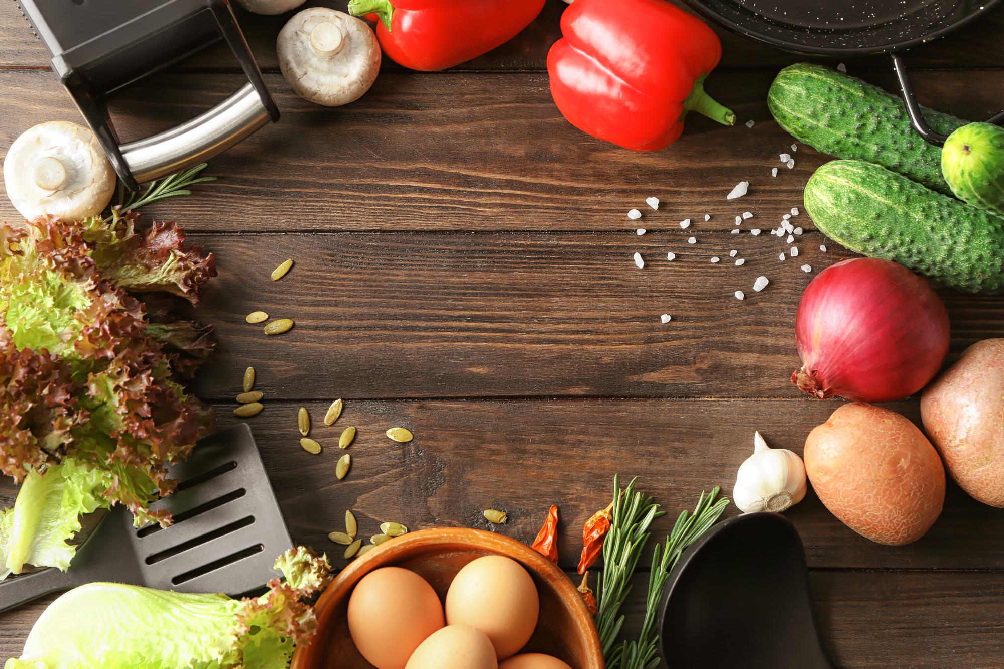 Darbo stalas su ingredientais ir įrankiais